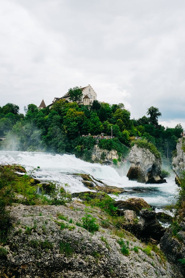 Rheinfall: Entdecke in der Schweiz ein Atemberaubendes Naturerlebnis